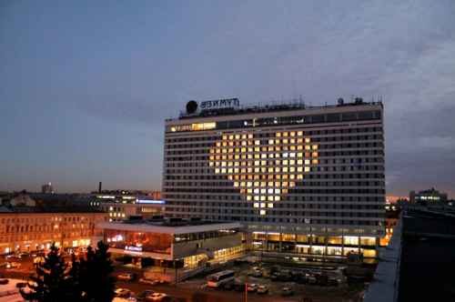 Новости туризма - AZIMUT зажег сердца на фасадах своих отелей