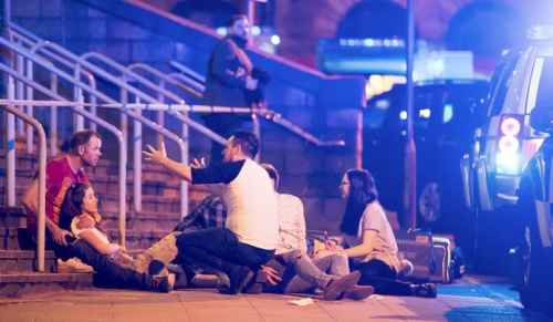 Новости Великобритании - В Манчестере смертник совершил теракт на концерте. Десятки погибших и раненных