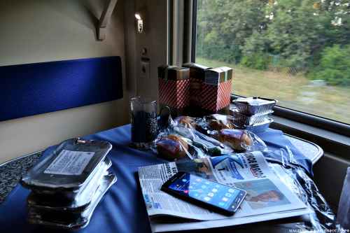 Новости туризма - Опрос: что туристы чаще всего едят в поезде 