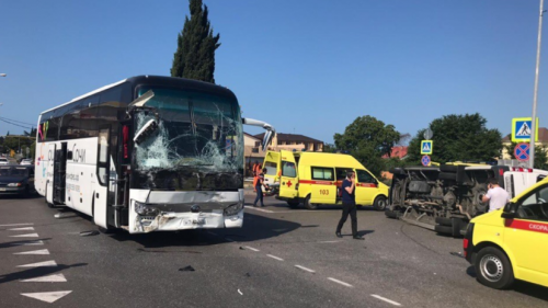 Новости туризма - В Сочи столкнулись два туристических автобуса, более 20 человек пострадало