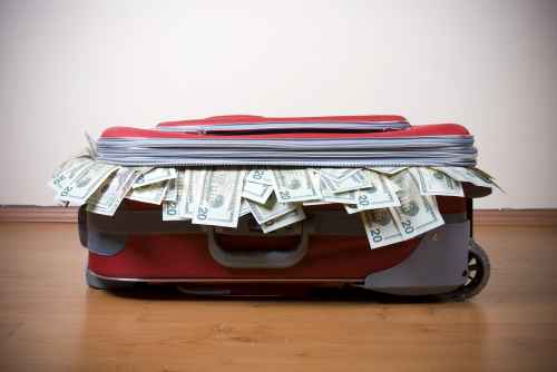 Новости туризма - Под матрасом или в чемодане: путешественники рассказали, где прячут деньги в отпуске