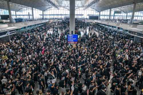 Новости туризма - В аэропорту Гонконга отменили вылет почти всех рейсов