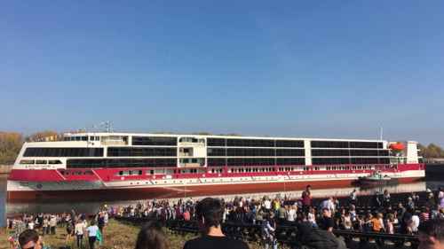 Новости туризма - В Нижнем Новгороде спустили на воду круизный лайнер нового типа